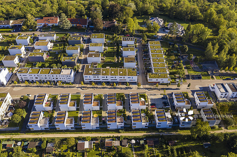 德国巴登-符腾堡州埃斯林根：节能现代郊区鸟瞰图片素材