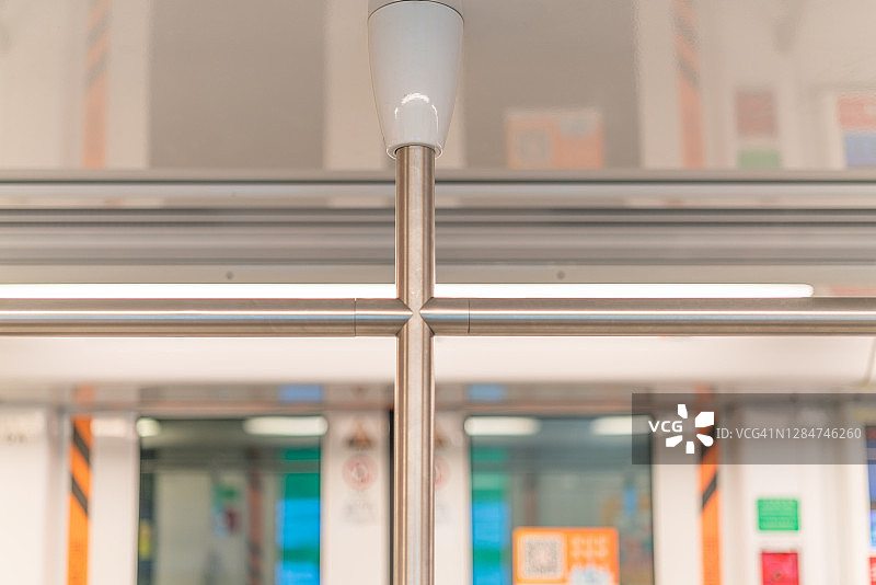 地铁金属扶手特写图片素材