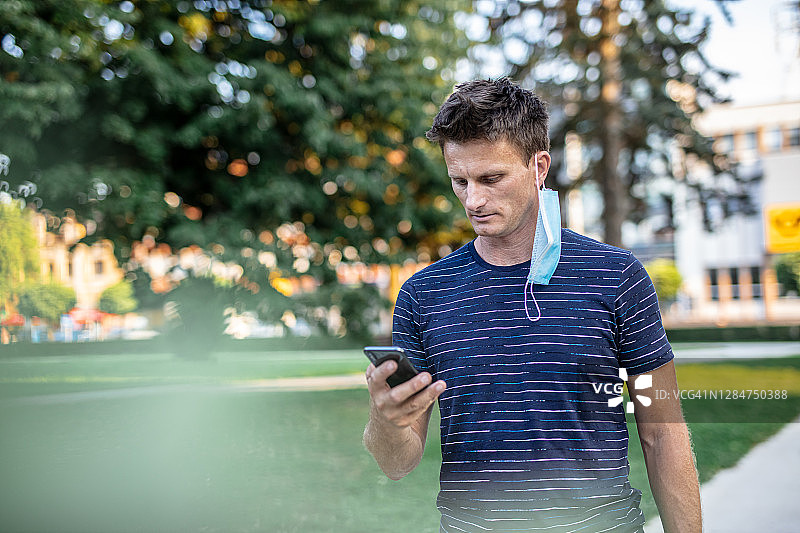 疫情期间戴口罩在公园散步的男人图片素材