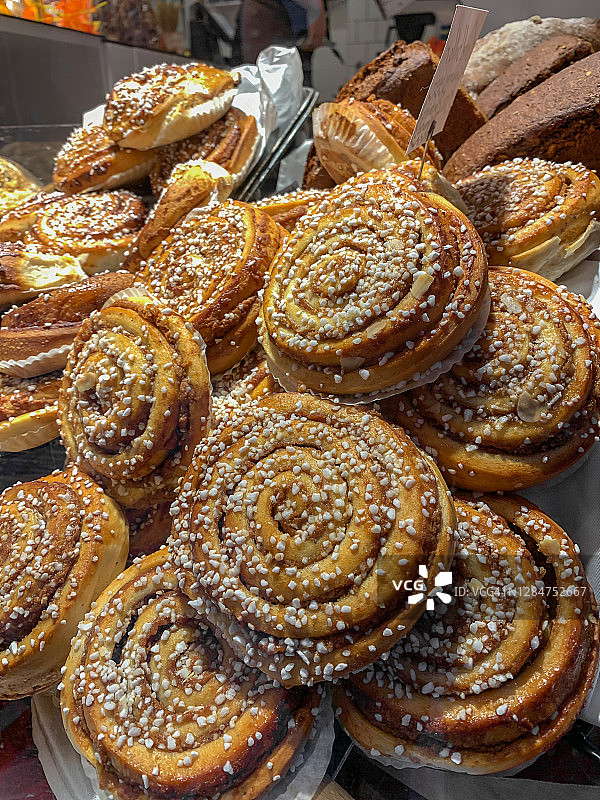 瑞典面包房的肉桂卷——传统斯堪的纳维亚蛋糕图片素材