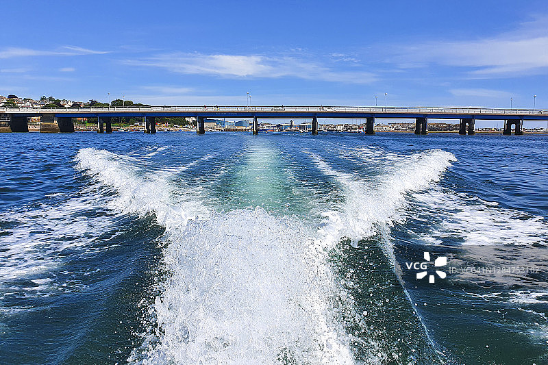 船尾波浪图片素材