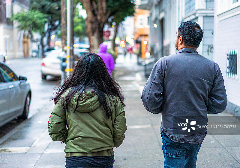 一起走在街上图片素材