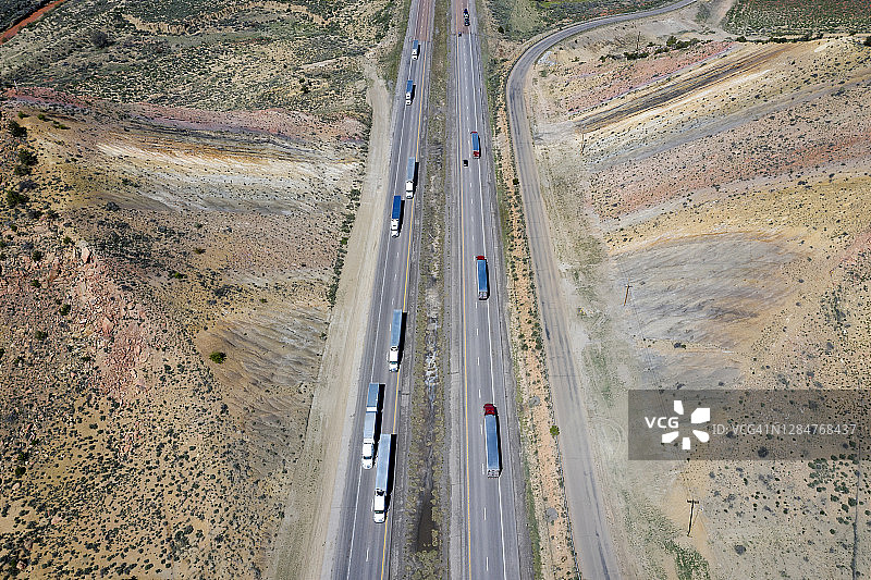 40号高速公路上的卡车交通航拍图片素材