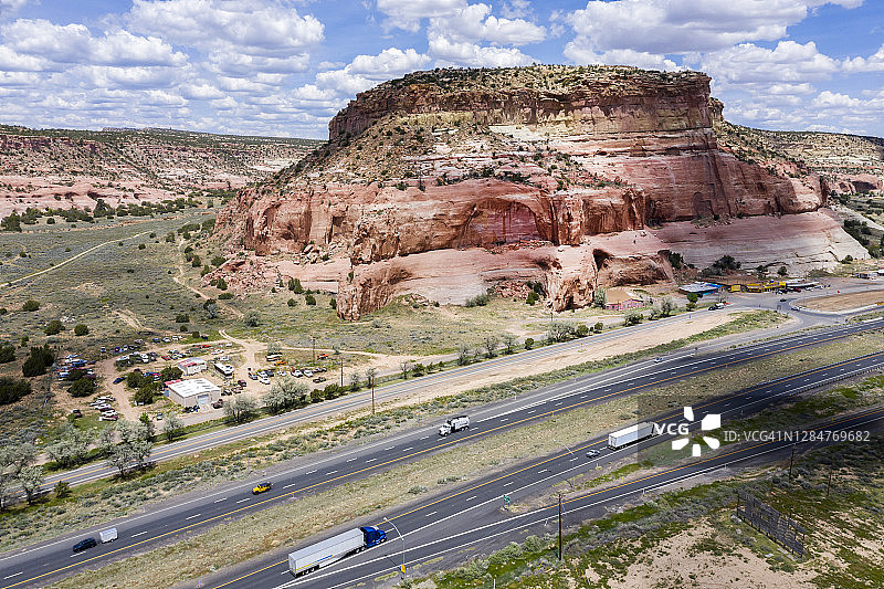 美国亚利桑那州高速公路上的卡车图片素材