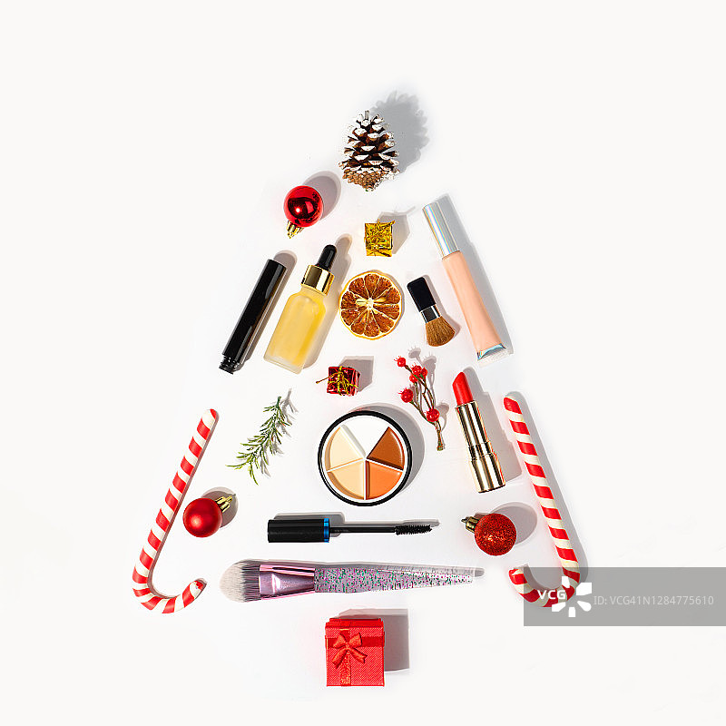 圣诞物品和化妆品圣诞树造型摆拍图片素材