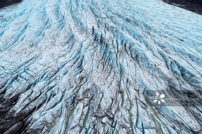 冰岛山脉中美丽的冰川，无人机拍摄的壮丽景色图片素材