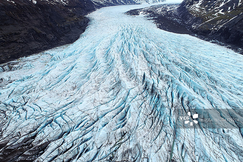 冰岛山脉中美丽的冰川，无人机拍摄的壮丽景色图片素材
