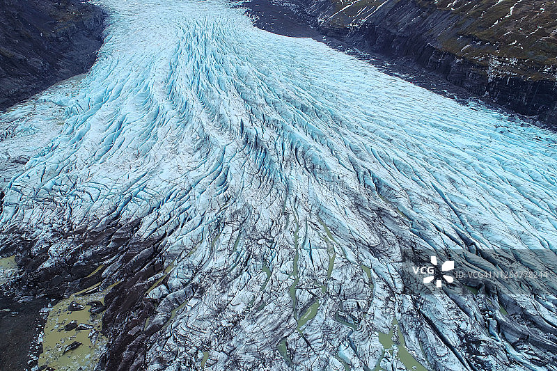 冰岛山脉中美丽的冰川，无人机拍摄的壮丽景色图片素材