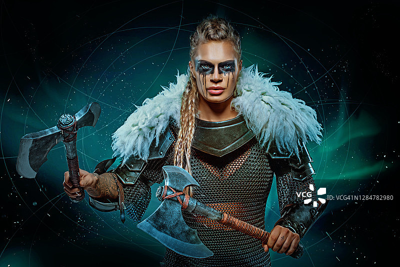 手持武器的金发女维京战士女王图片素材