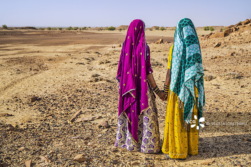 两位快乐的印度吉普赛女孩在印度沙漠村庄图片素材