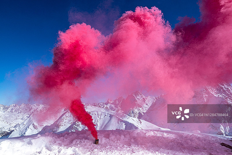 山中红色烟雾弹图片素材