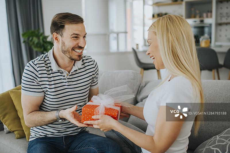 年轻浪漫情侣拿着礼物图片素材