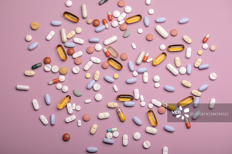粉色背景上的药丸和片剂俯视图图片素材