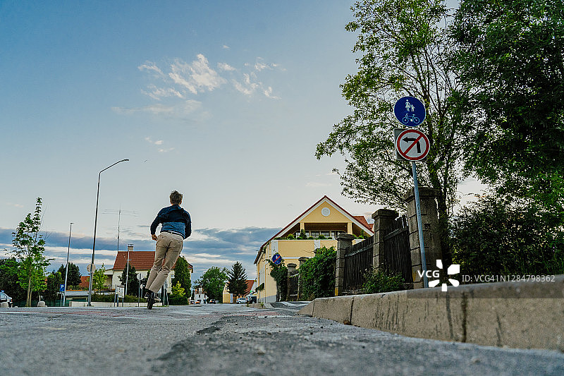 使用电动滑板车的男人图片素材