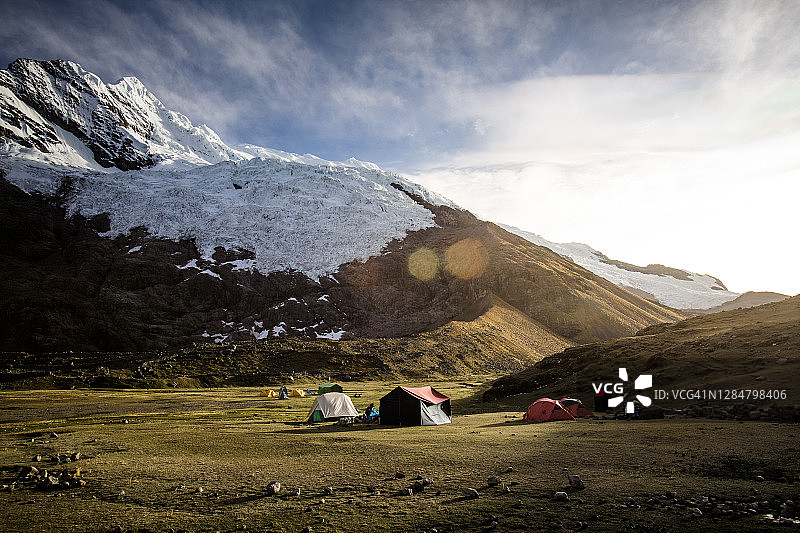 冰川日出下的偏远地区露营图片素材