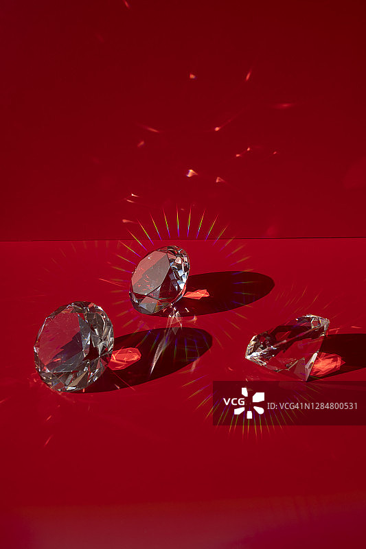 红色背景上的亮面钻石图片素材