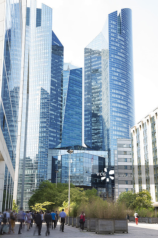 午餐时间锻炼：金融区模糊的商务人士（法国巴黎拉德芳斯）图片素材