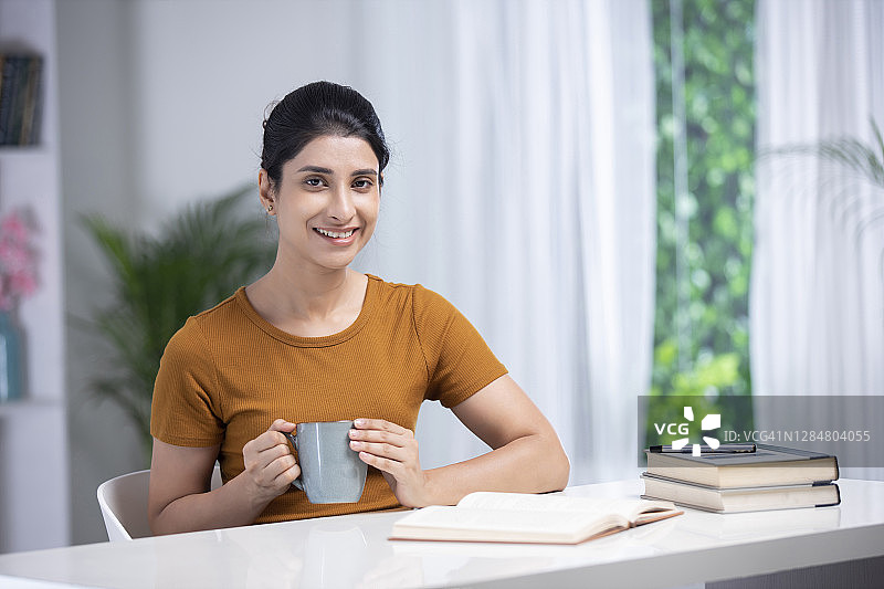 年轻女子-库存照片图片素材