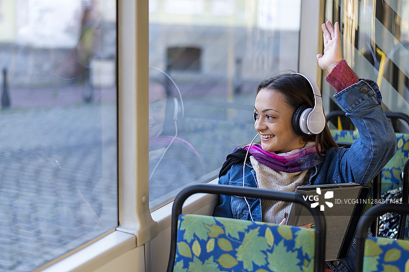 乘坐公共交通工具的年轻女子图片素材