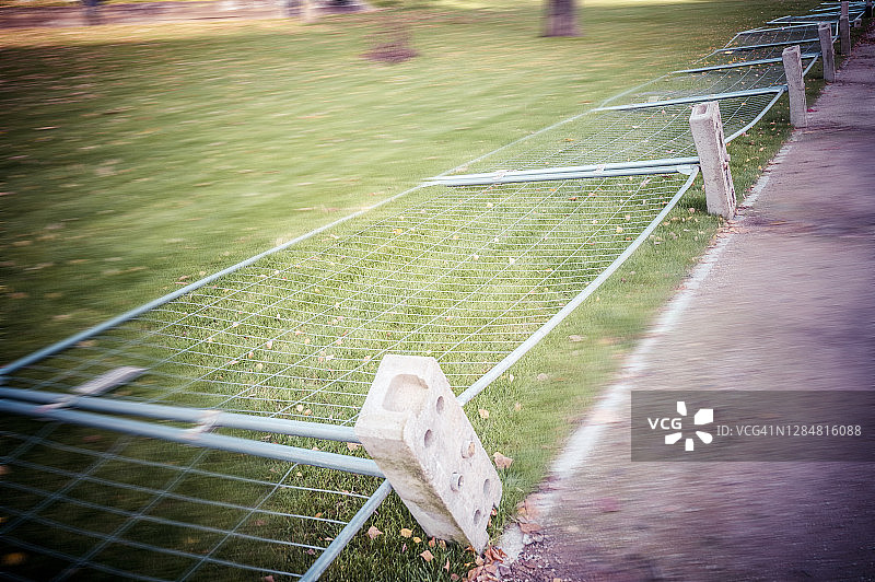 德国倒塌的金属围栏图片素材