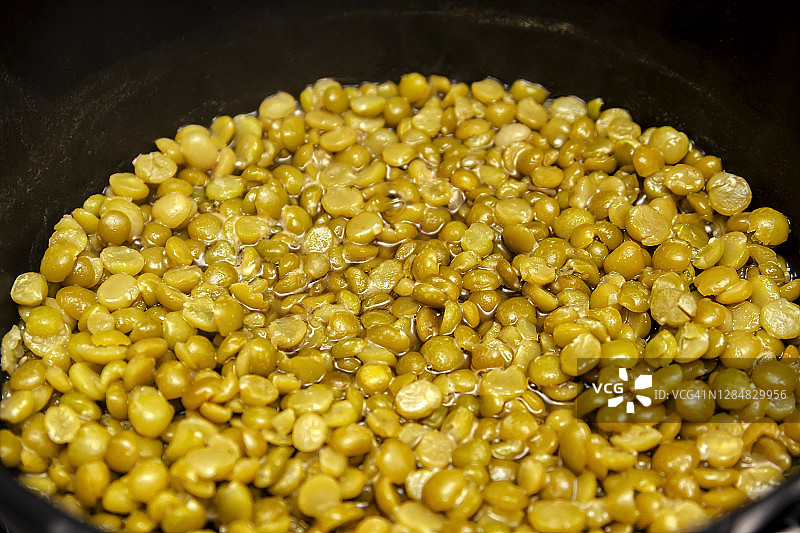 锅中水煮豌豆图片素材