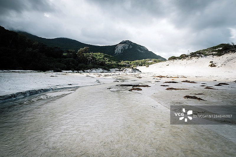 从澳大利亚威尔逊斯 Prom 蒙托里国家公园的吱吱海滩看到的毕夏普山图片素材