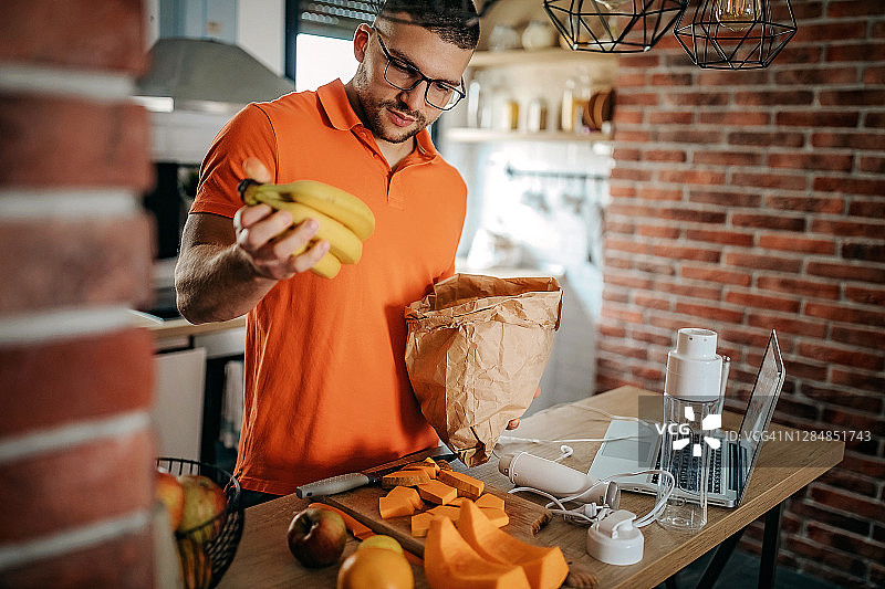 运动型男士准备早餐奶昔图片素材