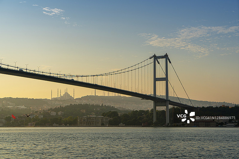 土耳其伊斯坦布尔博斯普鲁斯海峡上的7月15日烈士大桥（博斯普鲁斯海峡大桥）图片素材