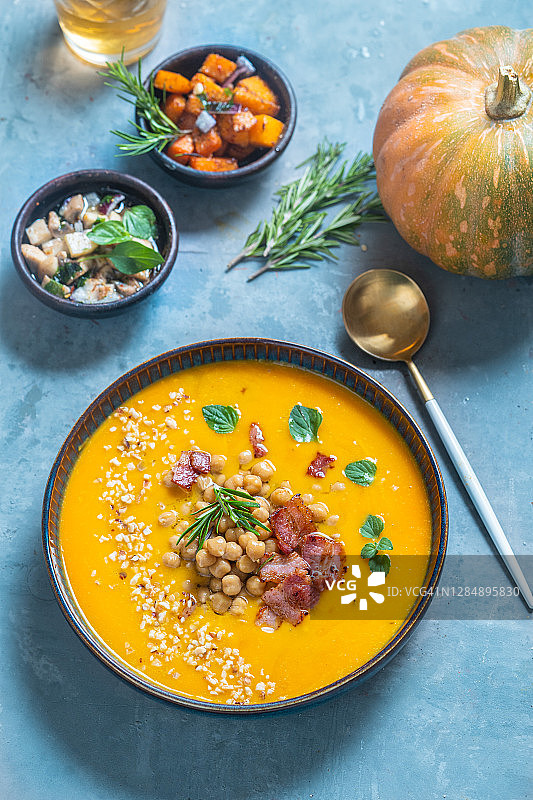 鹰嘴豆培根奶油南瓜汤图片素材