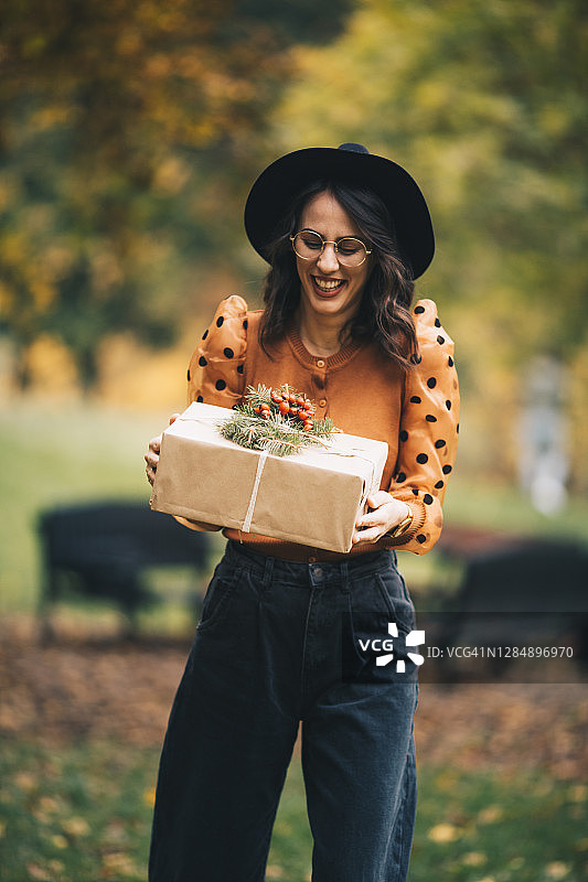 女孩拿着礼物图片素材
