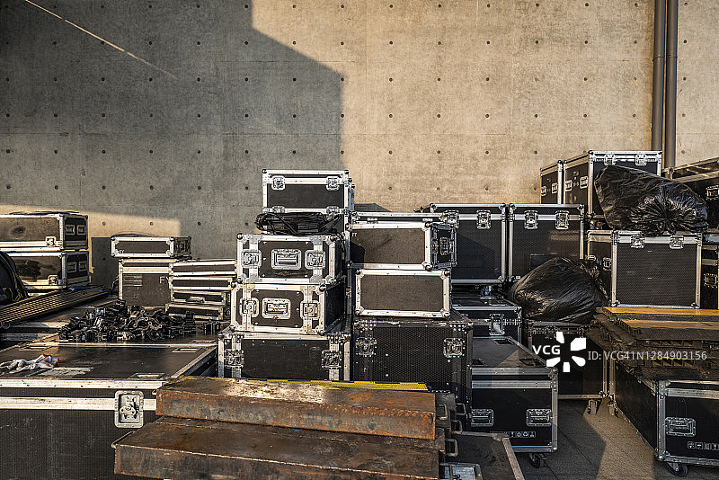 堆叠的音响设备包装盒图片素材