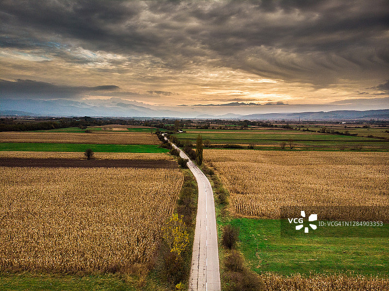 罗马尼亚特兰西瓦尼亚的乡村景观和蜿蜒道路鸟瞰图图片素材