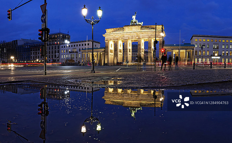 蓝色时分勃兰登堡门在水坑中的倒影（德国柏林）图片素材