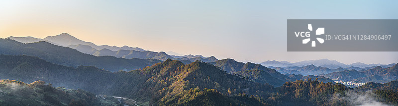 山林间的云海航拍图片素材