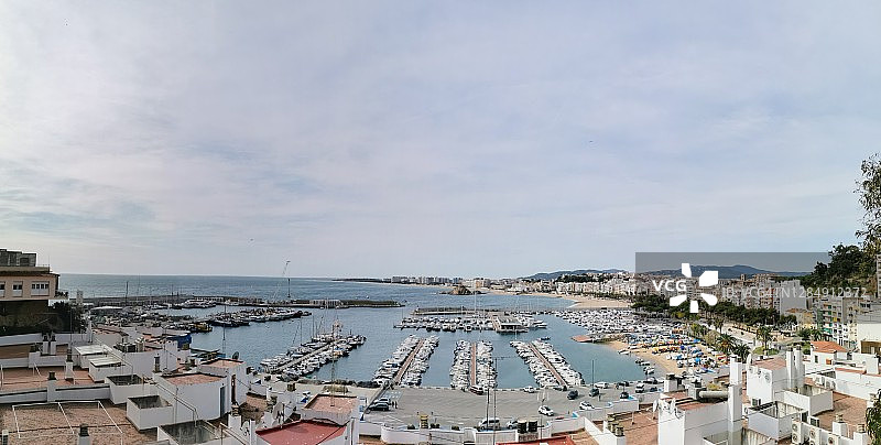 从西班牙布拉内斯港口滨海广场看到的景色图片素材