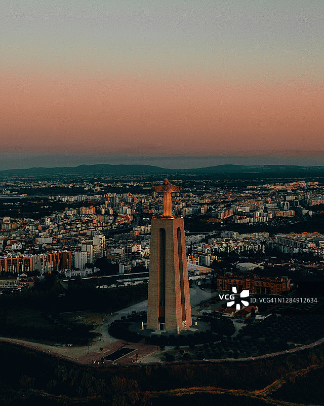 葡萄牙里斯本阿尔马达日落时分的耶稣像图片素材
