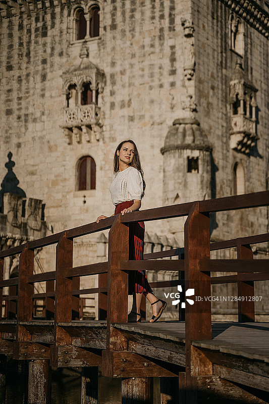 站在历史堡垒旁的女人图片素材