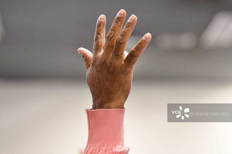 黑人女性站立，手势，投票或祈祷图片素材