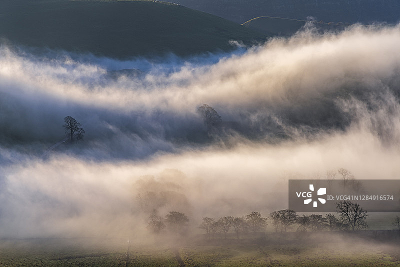 英国德比郡峰区日出时分的薄雾秋树图片素材