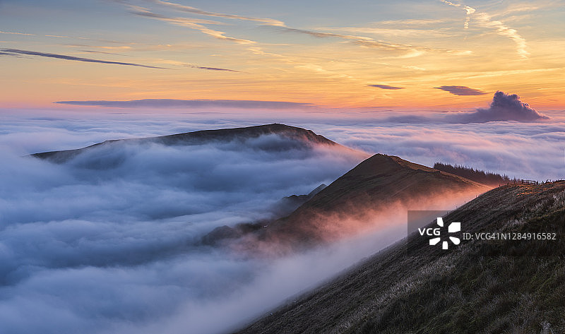 英国德比郡峰区Mam Tor雾海上壮观的日出图片素材