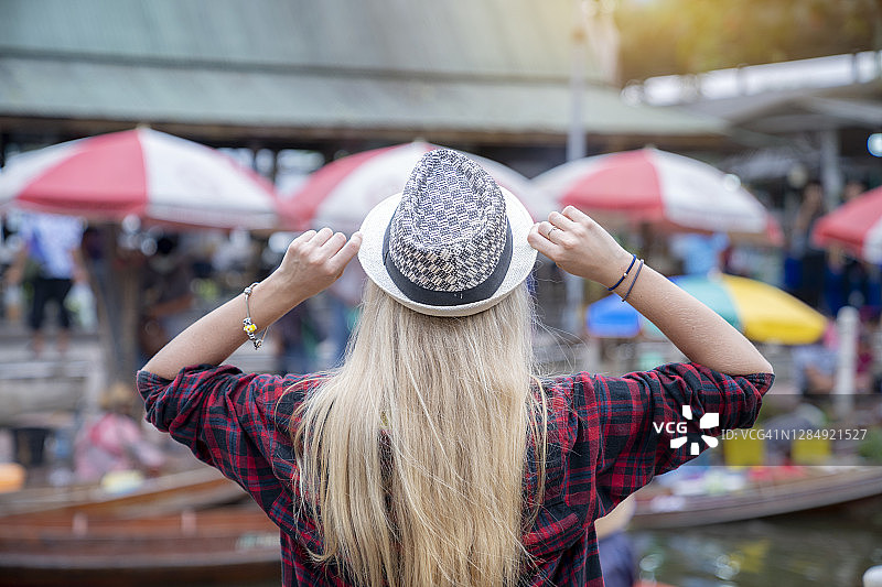 亚洲女游客站在泰国沙没颂堪府水上市场图片素材