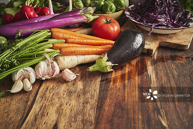 乡村背景上的多种健康果蔬图片素材