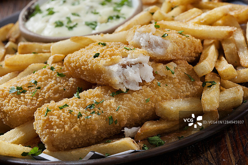 脆皮炸鱼条和炸薯条配鞑靼酱图片素材