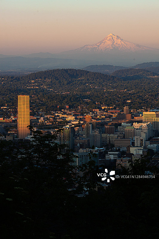 俄勒冈州波特兰市中心城市天际线日落图片素材