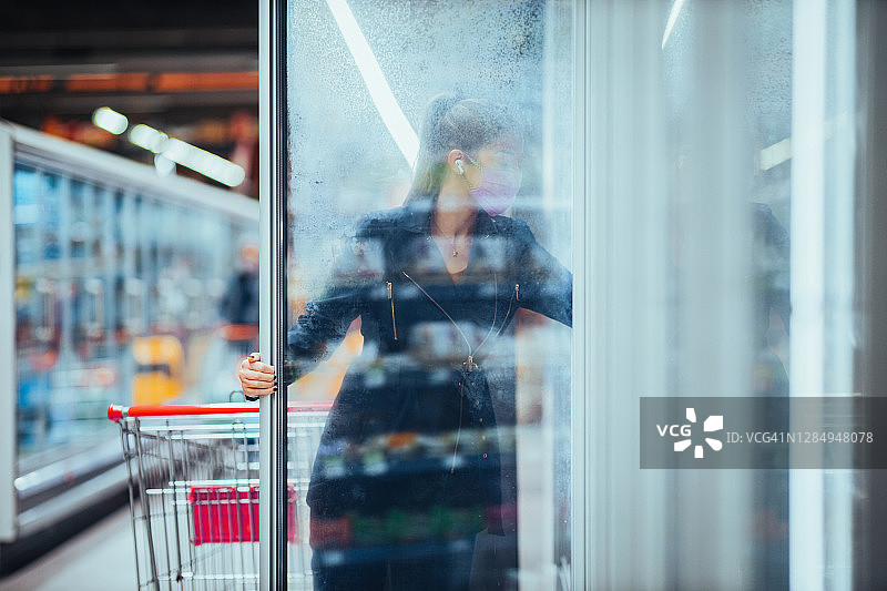 疫情期间女人在超市购买食品图片素材