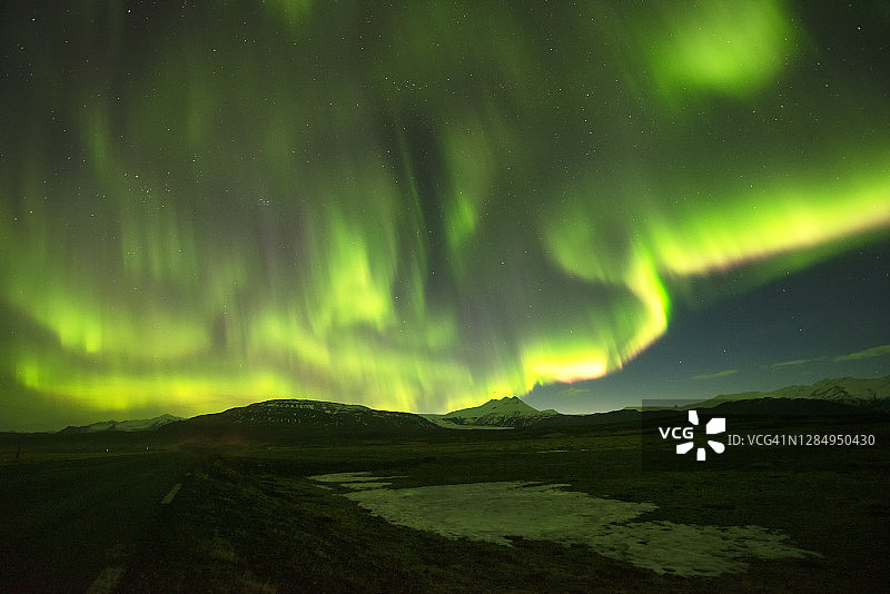 冰岛美丽的夜间北极光图片素材
