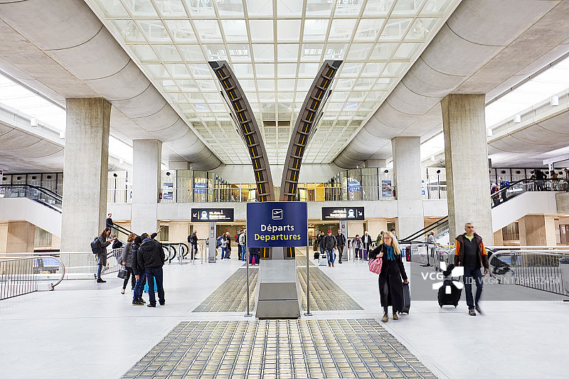 巴黎戴高乐机场的出发休息室图片素材