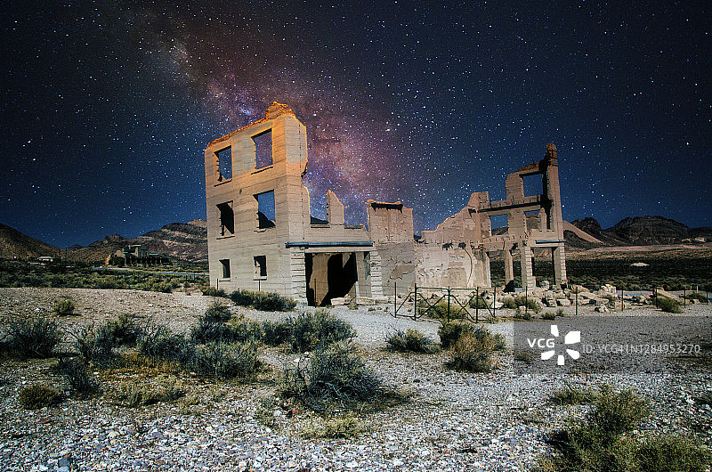 夜间石英流纹岩鬼镇图片素材