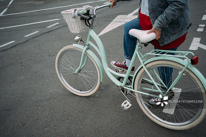 停车场上的匿名人士和复古自行车图片素材