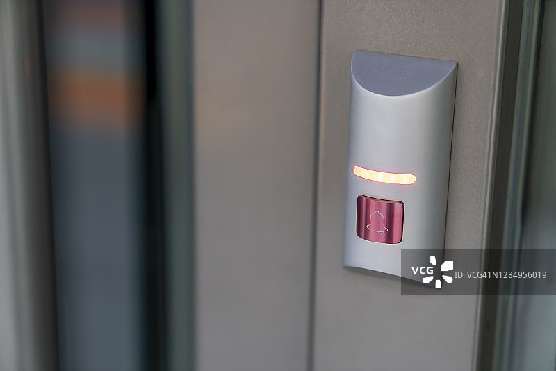 金属门上现代门铃的特写图片素材